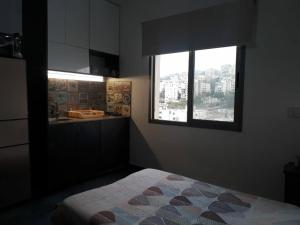 DbayehStudio In Dbayeh In A Prime Location, Wifi, 38sqm的带床和窗户的卧室