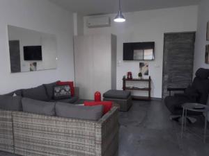 DbayehStudio In Dbayeh In A Prime Location, Wifi, 38sqm的带沙发、椅子和桌子的客厅