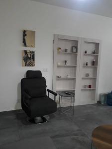 Studio In Dbayeh In A Prime Location, Wifi, 38sqm的休息区