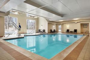 una piscina con acqua blu in una camera d'albergo di Hampton Inn & Suites Poughkeepsie a Spackenkill