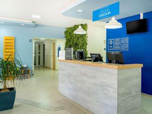a lobby of a dental office with a reception counter at ibis budget Piracicaba in Piracicaba