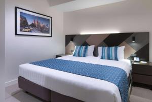 a bedroom with a large bed in a hotel room at Wyndham Hotel Melbourne in Melbourne
