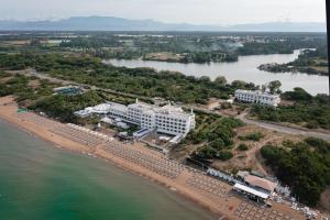 eine Luftansicht eines Resorts am Strand in der Unterkunft Hotel Oasi Di Kufra in Sabaudia