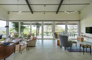 TV a/nebo společenská místnost v ubytování LohonoStays Villa Vinayalam
