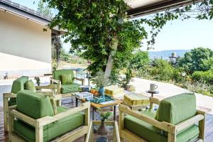 Posezení v ubytování LohonoStays Villa Vinayalam