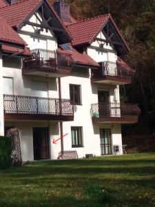 un edificio con balcones en un lateral en Belweder Apartamenty i Pokoje, en Wisła