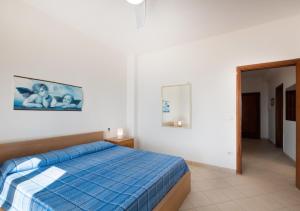 um quarto com uma cama azul e um espelho em Matisse Cantone em Nerano