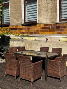 un tavolo e sedie su una terrazza in legno con tavolo e sedie di Schöne Wohnung in Bestlage inclusive Parkplatz a Lipsia