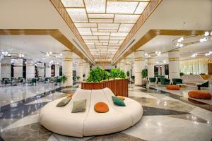 eine große Lobby mit einem Bett in der Mitte in der Unterkunft The V Luxury Resort Sahl Hasheesh in Hurghada