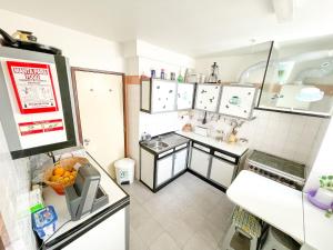 una pequeña cocina con armarios blancos y fregadero en Lisbon at your Doorstep - Bedrooms en Lisboa