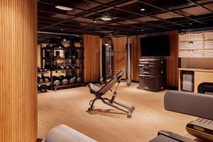 una camera con una palestra con una sedia di The Godfrey Detroit, Curio Collection By Hilton a Detroit