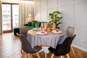uma sala de estar com mesa e cadeiras em Maya's Flats & Resorts 34 - Chmielna 73 em Gdansk