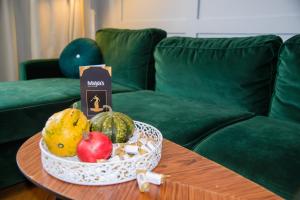 a table with a bowl of fruit on a table at Maya's Flats & Resorts 34 - Chmielna 73 in Gdańsk