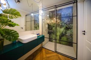 a bathroom with a sink and a mirror at Maya's Flats & Resorts 34 - Chmielna 73 in Gdańsk