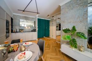 a kitchen and dining room with a table and chairs at Maya's Flats & Resorts 34 - Chmielna 73 in Gdańsk