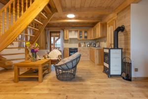 eine Küche mit Holzböden und eine Treppe in einem Haus in der Unterkunft Malebný chalet Benešky in Velké Karlovice