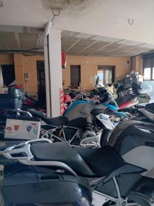 eine Gruppe von Motorrädern, die in einer Garage geparkt sind in der Unterkunft Hotel Alina in Cangas del Narcea