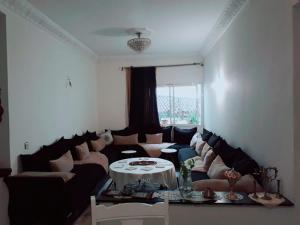salon z kanapą i stołem w obiekcie Room in Guest room - Nadia chamber with lounge terrace w mieście Al-Dżadida