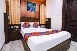Postel nebo postele na pokoji v ubytování FabHotel Sai Residency - Nr Rela Hospital, Chromepet