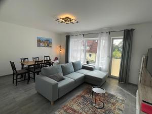 uma sala de estar com um sofá e uma mesa em Messe- und Ferienwohnung Feucht em Feucht