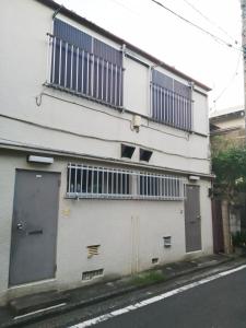 - un bâtiment blanc avec deux portes et un balcon dans l'établissement Ko-Fu-Sou, à Tokyo