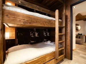 Un par de literas en una habitación en **Appartement cosy avec garage, au cœur de La Clusaz, proche pistes et commerces** - FR-1-304-190, en La Clusaz
