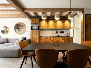 Appartement La Clusaz, 4 pièces, 6 personnes - FR-1-304-190 في لا كلوساز: مطبخ وغرفة طعام مع طاولة وكراسي