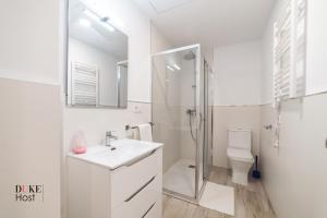 uma casa de banho com um chuveiro, um lavatório e um WC. em Castellana Norte Ml8-2 em Madri