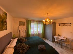 sypialnia z dużym łóżkiem i stołem jadalnym w obiekcie Gästehaus Schmitt w mieście Lähn