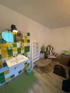 ein Wohnzimmer mit einem Waschbecken und einem Tisch in der Unterkunft Gästehaus Schmitt in Lähn
