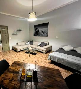 ein Wohnzimmer mit 2 Betten und einem Sofa in der Unterkunft Karlín Apartmán in Prag