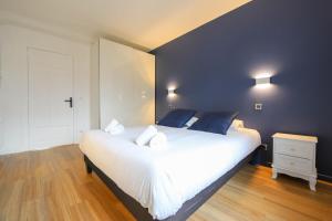 Giường trong phòng chung tại Le Boudoir bleu - 2 chambres +39 ảnh