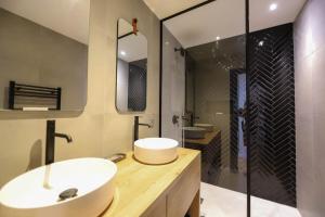 La salle de bains est pourvue d'un lavabo et d'une douche. dans l'établissement Le Superbe - T4 avec parking à 5 min du lac - 4, à Annecy