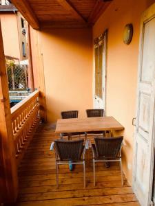 een houten tafel en stoelen op een veranda bij Le Royale w balcony in Annecy