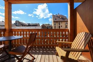 2 sillas y mesa en un balcón con vistas en A l'aventure ! Joli T2 avec balcon centre ville, en Annecy