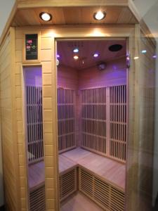 アヌシーにある2 bd apartment with sauna in the center of Annecyの紫色の照明が付いたサウナ