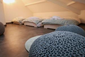 um quarto com quatro camas num quarto com telhado em 2 bd apartment with sauna in the center of Annecy em Annecy