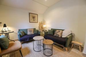 Sala de estar con 2 sofás y 2 mesas en Chez Maminou - 8 couchages parking proche centre en Annecy