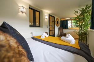 1 dormitorio con 1 cama con toallas en Chez Maminou - 8 couchages parking proche centre, en Annecy