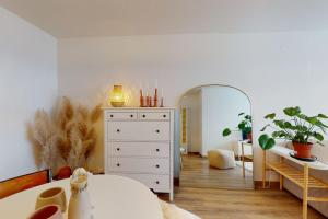 ein Schlafzimmer mit einer weißen Kommode und einem Spiegel in der Unterkunft Le Bucolique - appart 1 chambre in Annecy