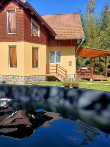 two images of a house and a pool of water at Kristóf kulcsosház in Gheorgheni