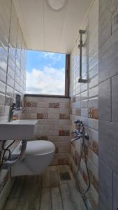 een badkamer met een wastafel, een toilet en een raam bij Studio Dbayeh Near Abc Wz Duplex Rooftop, Sea View in Dbayeh