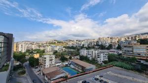 une vue aérienne sur une ville avec des bâtiments dans l'établissement Studio Dbayeh Near Abc Wz Duplex Rooftop, Sea View, à Dbayeh