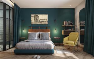 - une chambre avec des murs verts, un lit et une chaise jaune dans l'établissement Kaan Casablanca, à Casablanca