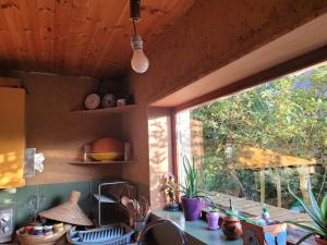 cocina con mesa y ventana grande en Purple Papillon, en Heuvelland