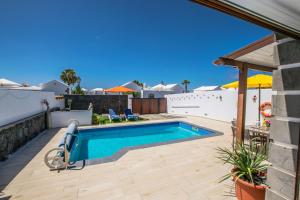 een zwembad in de achtertuin van een huis bij Villa Alegranza - LH190 By Villas Now Ltd in Playa Blanca