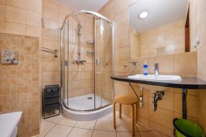 un baño con ducha y lavabo en Plaża II, Sun & Snow, en Świnoujście