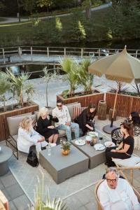 un gruppo di persone seduti su un patio di Quality Hotel Grand, Borås a Borås