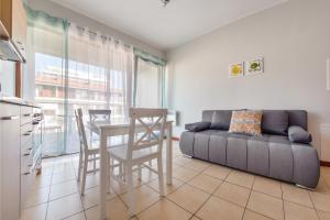 una sala de estar con una mesa y un sofá en Plaża II, Sun & Snow, en Świnoujście