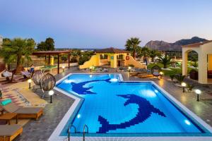 uma piscina num resort com um dragão em Villa Rose em Kolimbia
